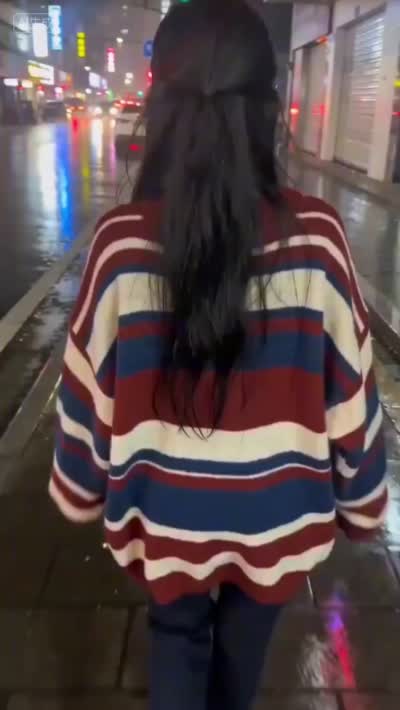 雨夜街头VLOG风格视频:清纯女孩手持镜头摇晃特效