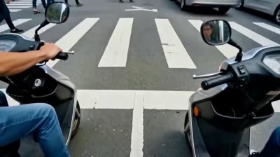 台北街头惊险瞬间:两栋建筑间的突发事件