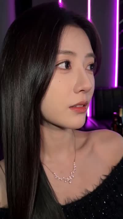 KTV女友视角:脱高跟鞋的性感瞬间