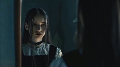 镜前情感崩溃:女性尖叫场景视觉参考