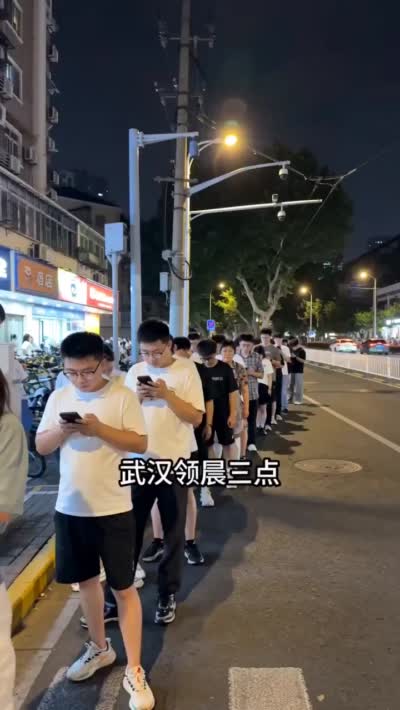 爆款街头采访视频脚本模板 | Seedance 2.0