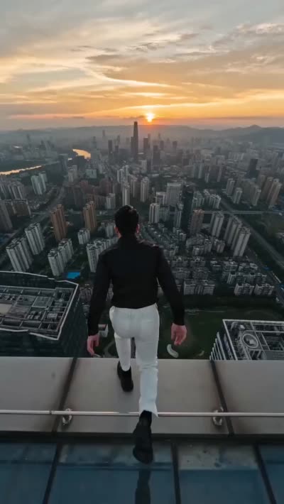 电影级都市飞行者:云端穿梭的视觉盛宴
