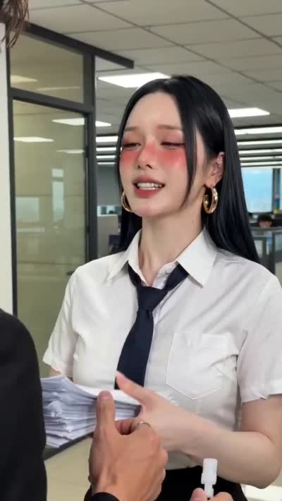 爆款反转喜剧:当00后真的'把公司当成家'