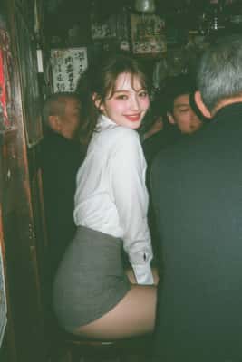 日本年轻女子居酒屋-日系朦胧、电影胶片