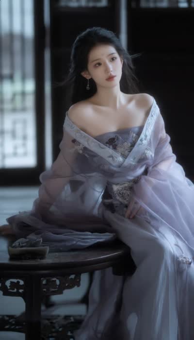 风吹发丝,女生灵动眨眼:电影感镜头特写