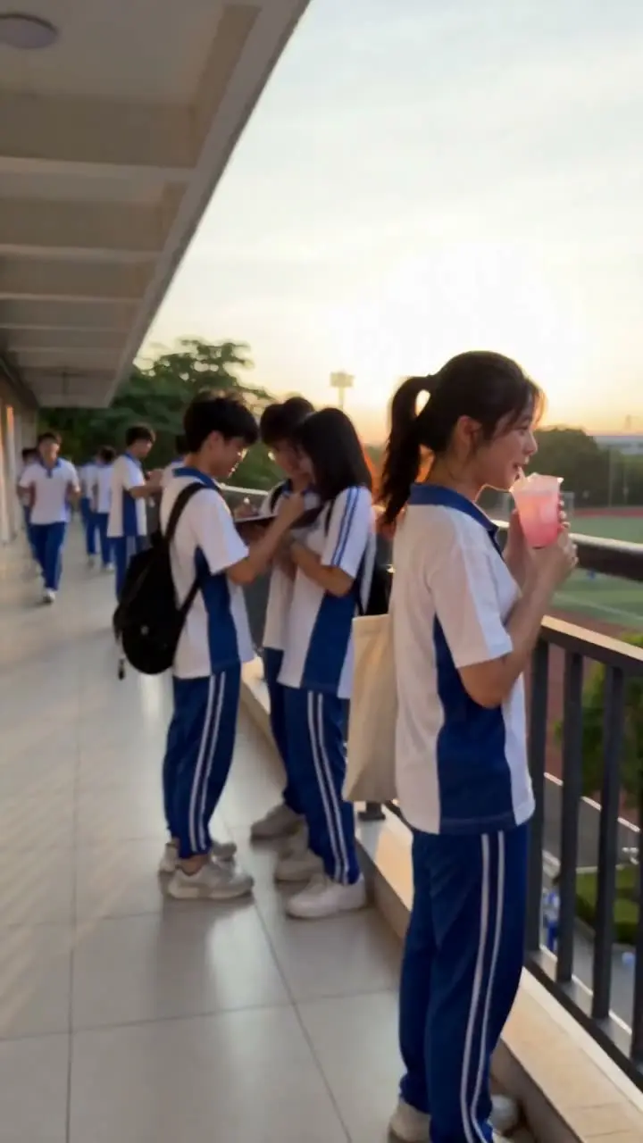 只是想拍个毕业留念，结果看到了未来的自己｜视频节点 13 - 副本