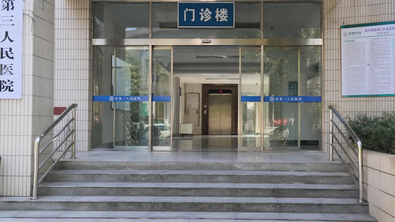 我在门口等你|锚点-医院门诊楼场景