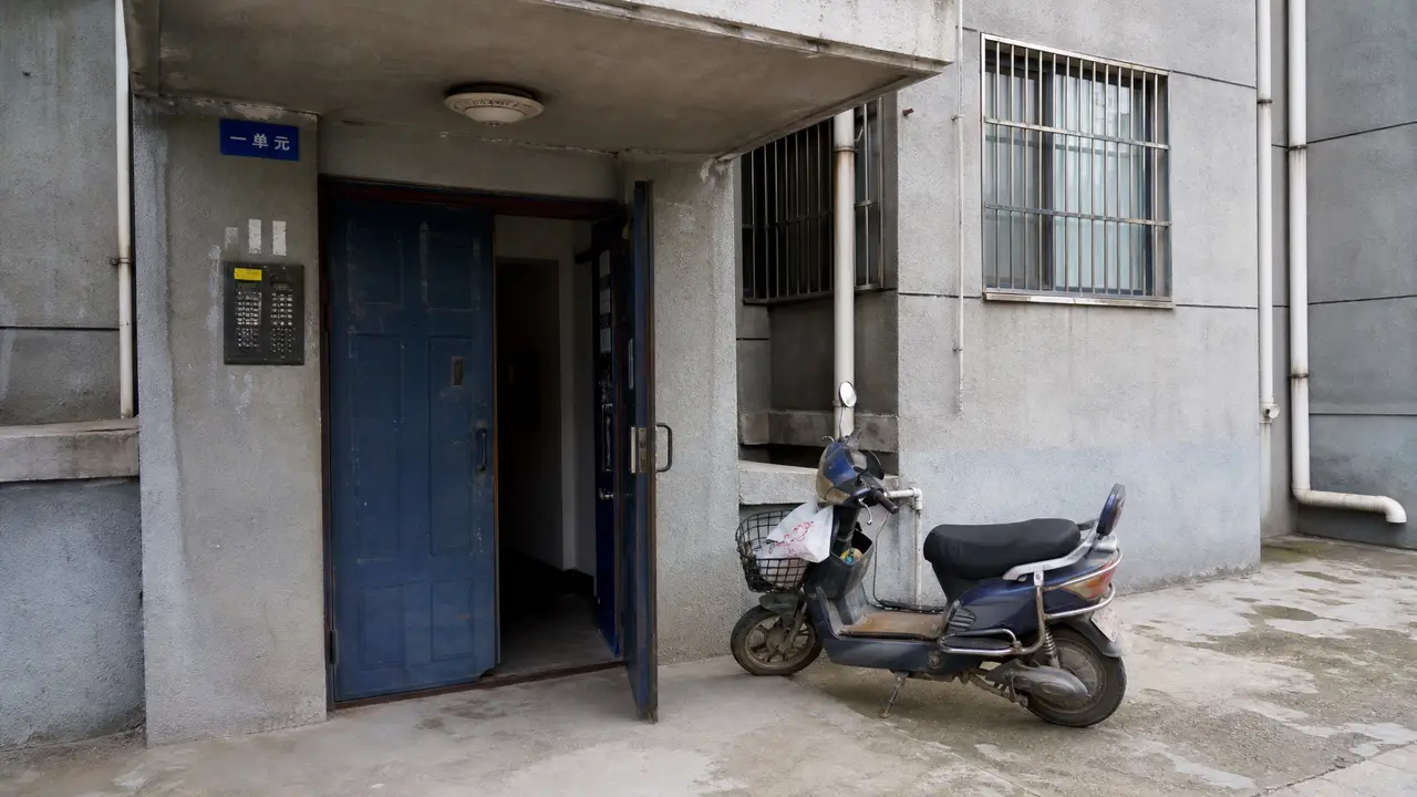 我在门口等你|锚点-一楼单元门外景(派生)
