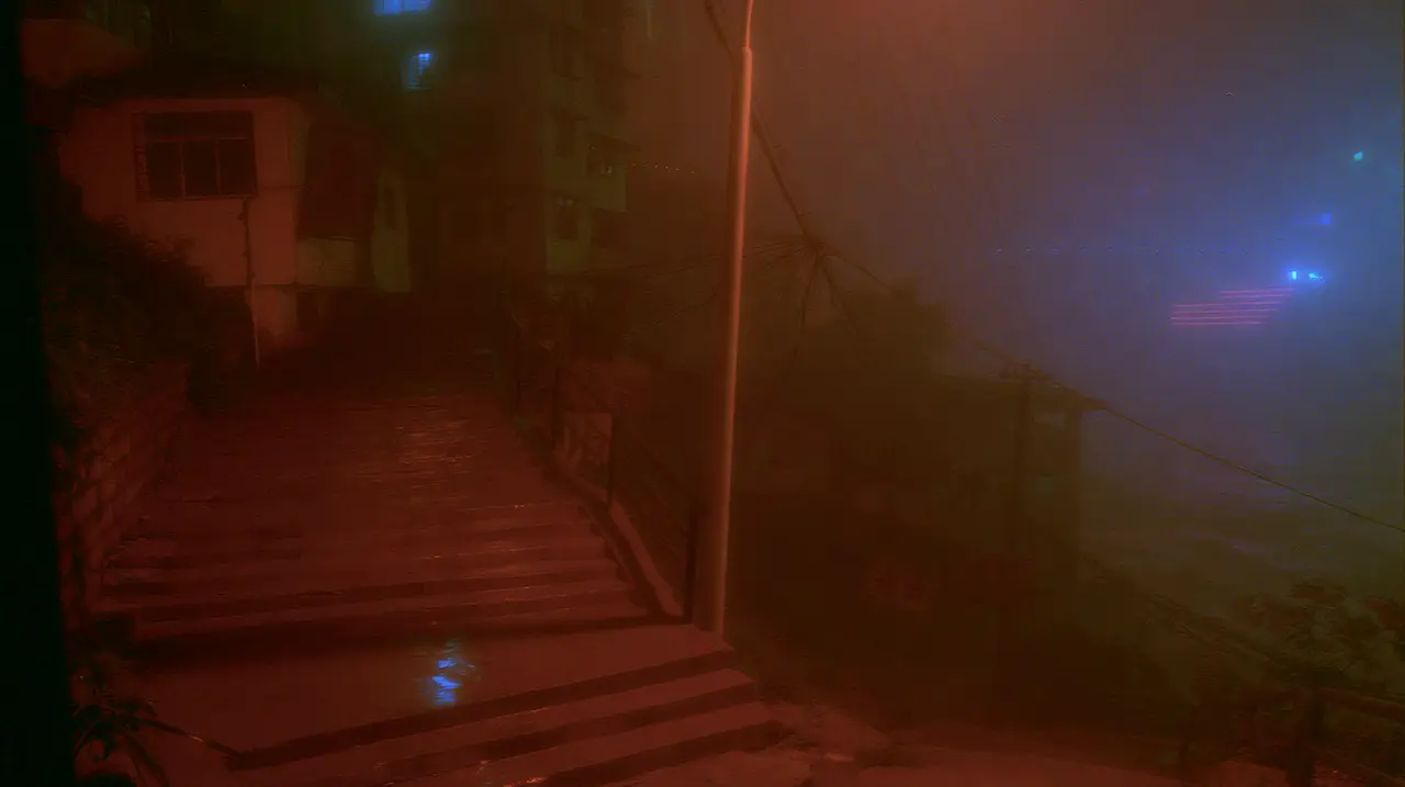 《雾都》|场景_坡道台阶雾中全景