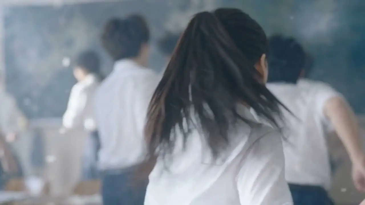 茶饮TVC《白日梦》｜学生起身跑向室外-3