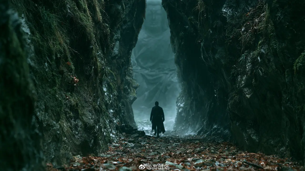 《俠之大者》中式美学 · AIGC武侠短片|侠客孤身走向洞窟大佛背影