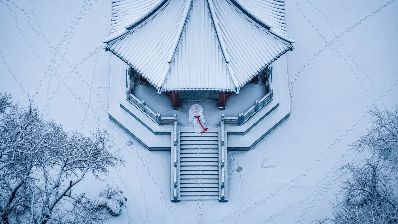 《俠之大者》中式美学 · AIGC武侠短片|镜5-苏挽风雪长亭俯拍