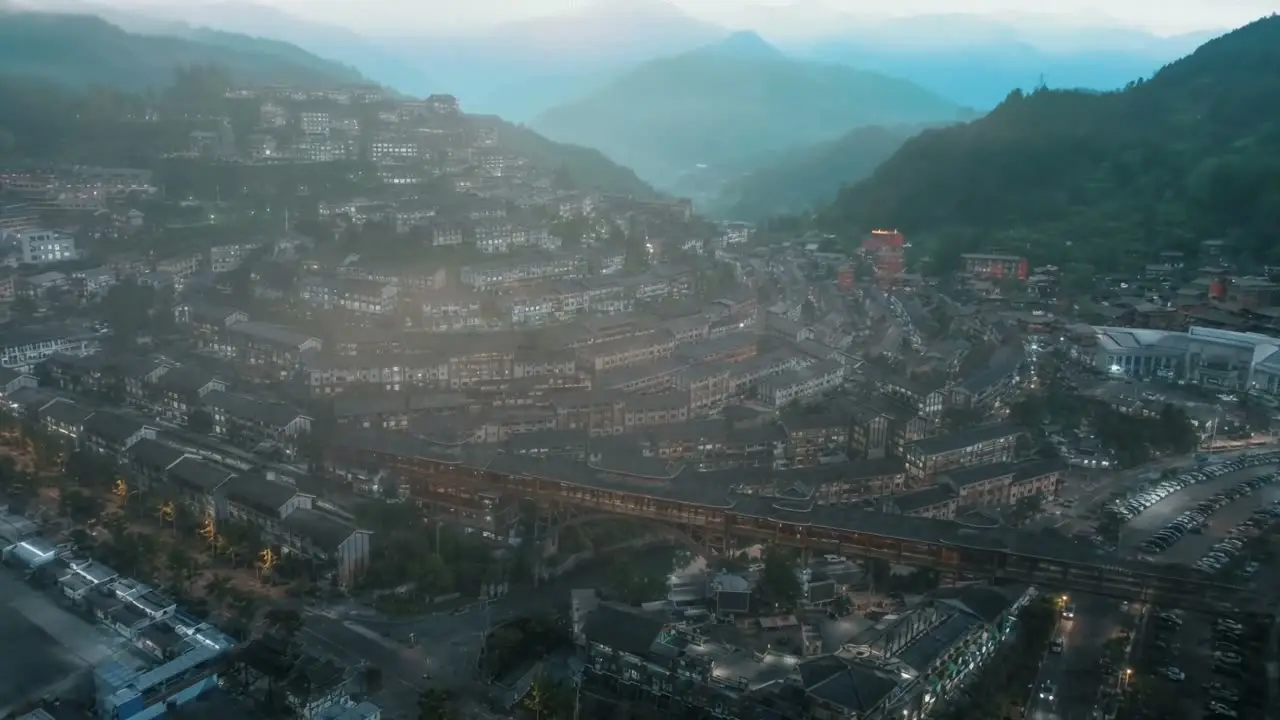 在凯里苗侗风情园寻找“白居易”｜S1·大远景·苗侗风情园晨雾航拍