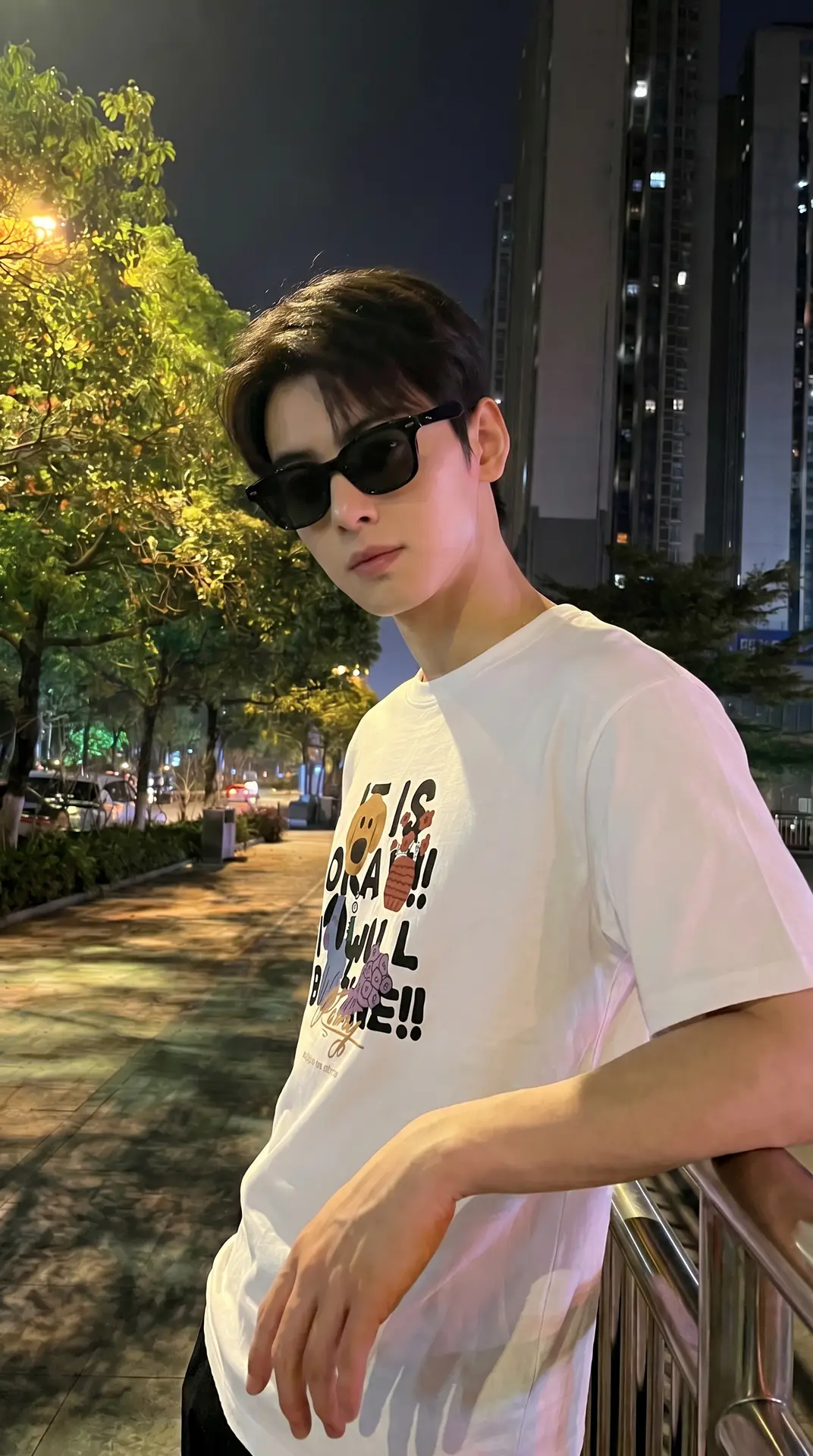 反推视频提示词一键复刻模仿视频|给人物戴上墨镜也没用,照样不过审